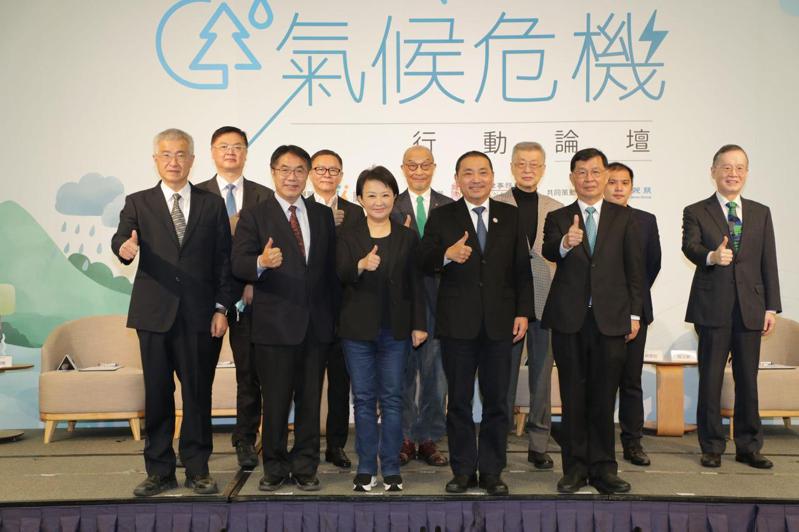 台南市長黃偉哲（左二）今天出席「氣候危機行動論壇」。圖／台南市政府提供