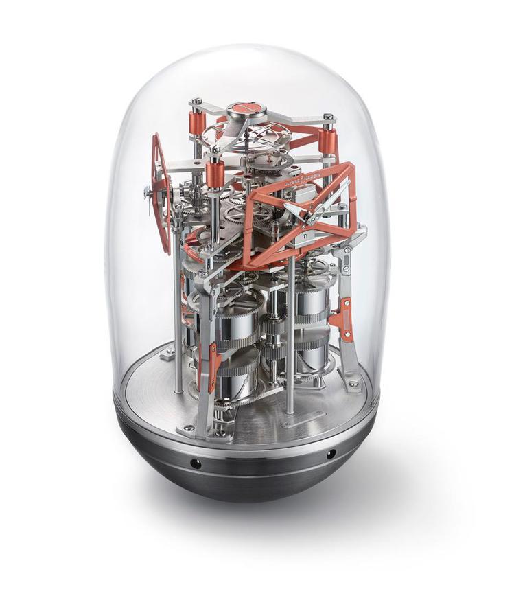 全球只此一見的UFO古銅座鐘，具備三地時間顯示功能、一年動力儲存，玻璃外罩並由瑞士Verre et Quartz玻璃吹製工坊打造，成為雅典私人展廳的鎮館之寶。圖 / 雅典表提供