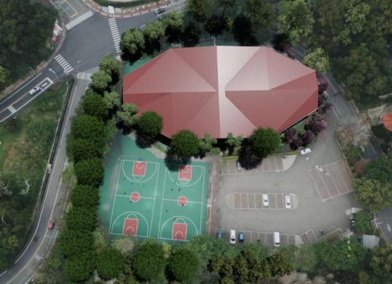 貓裏山公園的露天籃球場已有30多年歷史，苗栗市公所爭取興建有風雨頂蓋及燈光照明的綜合休閒廣場，預計明年完工並於暑期辦理三對三籃球賽。圖／苗栗市公所提供