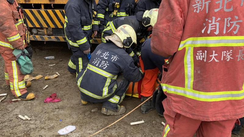 捷運三鶯線位在三峽佳興路及佳福路口的工程工地今天中午傳出工安意外，新北市消防局統計，有5名工人受到波及，其中3人急救後仍不治、2人受傷。圖／新北市消防局提供