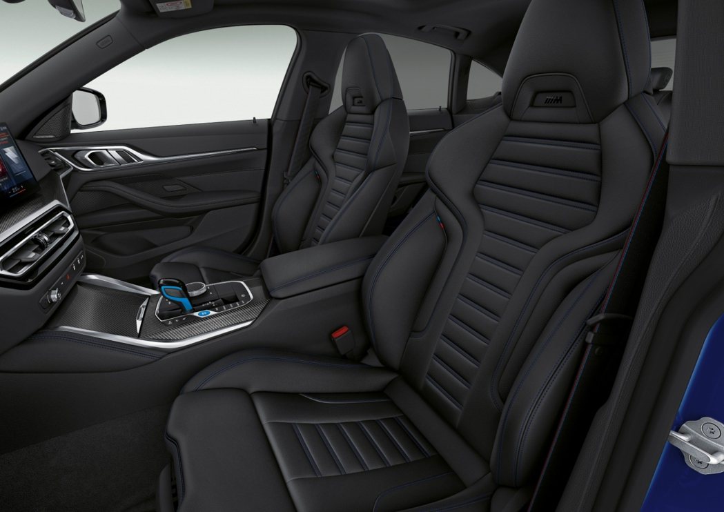 鞍座區域以BMW i車款專屬藍色點綴的啟動鈕與排檔桿，搭配i4 M50車型專屬M...