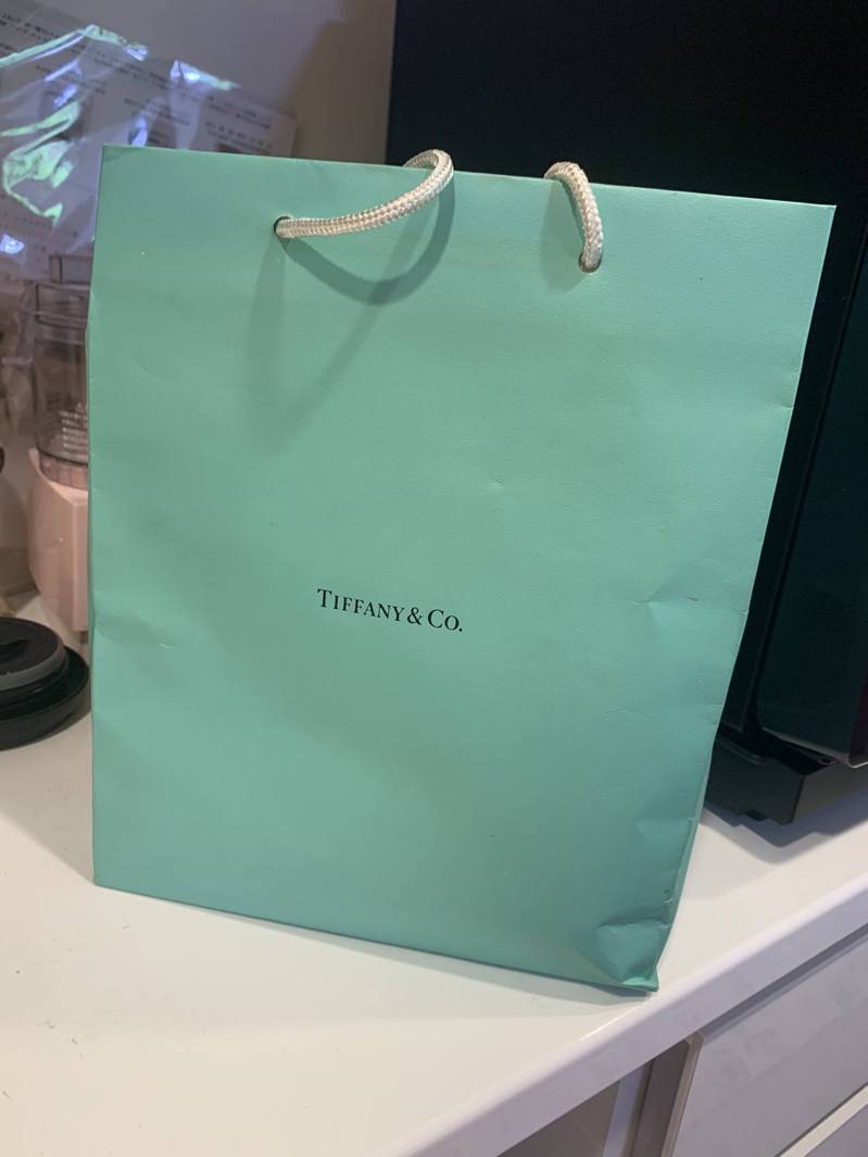 日向藍子的老公拿着精品品牌Tiffany & Co.（蒂芙尼公司）的經典湖水藍色紙袋回家，讓她又驚又喜，以為老公送禮物給她。圖／「日向藍子」Twitter