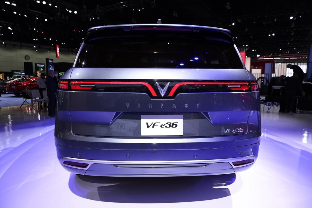 VF e36的貫穿式尾燈設計，中間用V字凸顯品牌Logo。 圖／VinFast提...