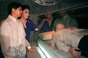 馬可仕（左）與母親伊美黛1998年在北伊羅科斯省隔著玻璃棺看著已進行防腐處理的老馬可仕遺體。路透