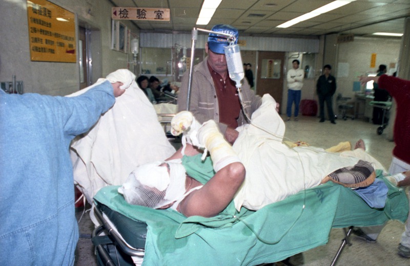 台北市撫順街違規無照營業的「神話世界」KTV，1992年11月21日凌晨被人縱火，造成16死2傷。圖為傷者送醫情形。圖／聯合報系資料照片