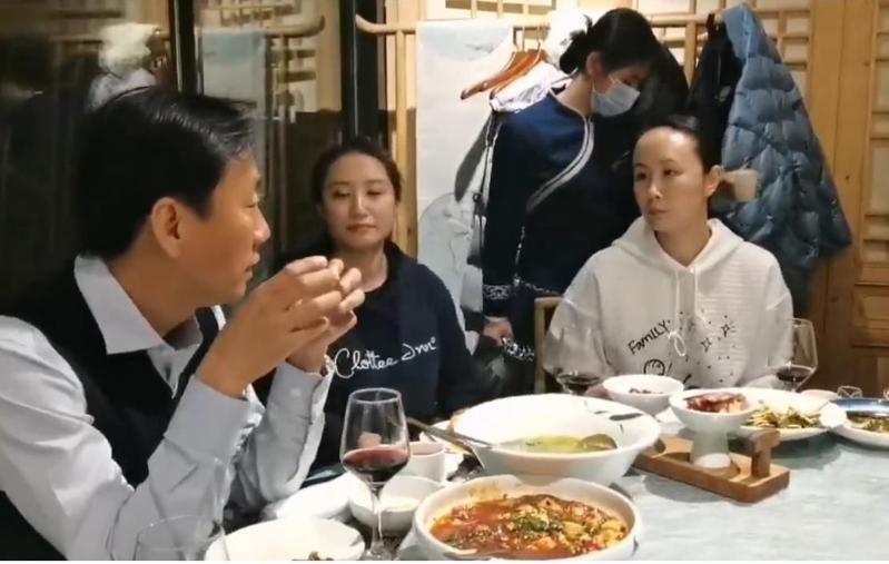 大陸官方媒體環球時報總編輯胡錫進在推特發布大陸女網名將彭帥（右）與友人共進晚餐的影片，但影片真偽無法驗證。（取自twitter.com/huxijin_gt）