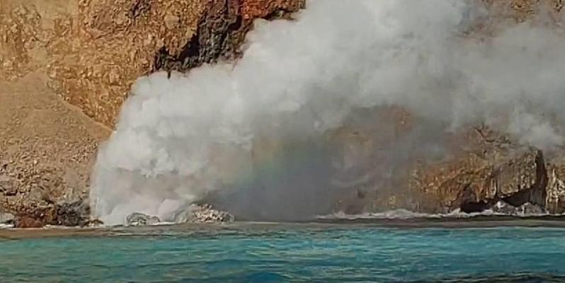 宜蘭龜山島在今天上午10點多，再度發生磺煙大噴發，出現明顯的海水滾動沸騰，磺煙下方還有罕見的美麗彩虹，遊客目睹美景驚呼：「太美了」。圖／簡逢均提供