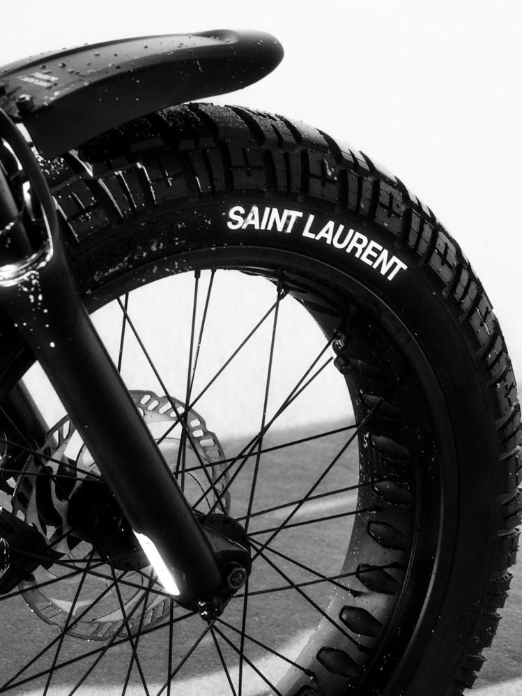 整體車身採黑色為主色，包含車體、車尾和輪胎上等都可以見到白色字樣的Saint Laurent logo。圖／Saint Laurent提供