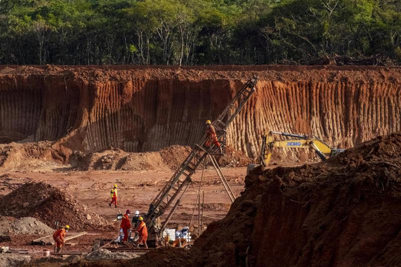 目前全球三分之二鈷礦產自剛果民主共和國，美國和中國大陸正在當地上演激烈爭奪戰。圖為剛果Kisanfu一家大陸公司擁有的鈷銅礦場。紐約時報