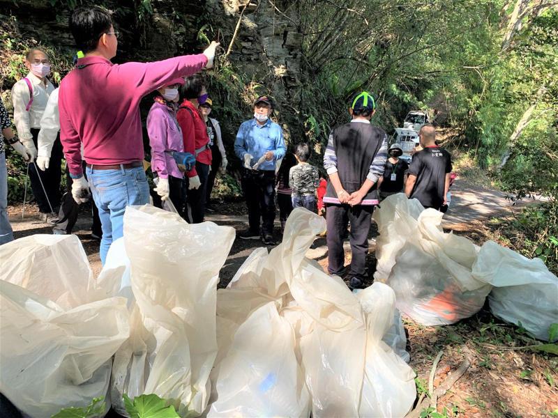 南投縣議員陳宜君與台灣山林復育協會今發起高峰山淨山行動，半天就清出約200公斤垃圾。圖／陳宜君議員服務處提供