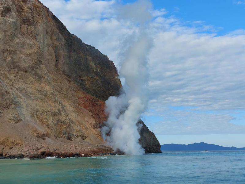 龜山島位於龜首的部位今天下午再度大噴磺煙，一度超過235米龜首高度，打破了17年的歷史紀錄。 圖／簡逢均提供