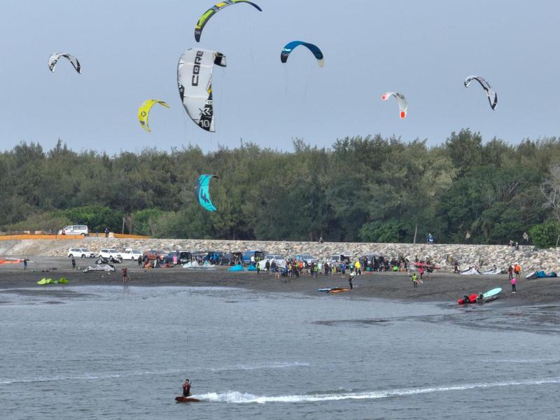 雲林縣舉辦海上風箏大賽，熱鬧滾滾。記者蔡維斌／翻攝