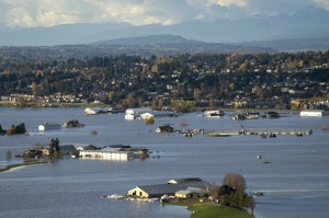 加拿大卑詩省近來因豪雨引發世紀洪患，當地城市亞博斯福房屋16日幾乎遭洪水滅頂。美聯社