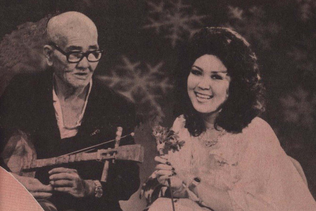 1977年6月，陳達應邀在台視「銀河璇宮」節目登場亮相，並與「最美麗的主持人」白嘉莉合影留念。 圖／作者翻攝