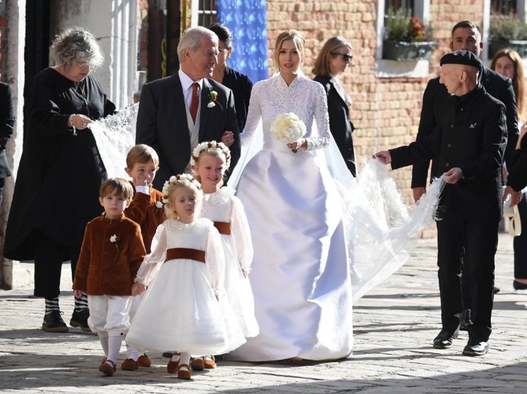 圖／微新聞提供  第二次婚禮時傑拉爾丁蓋同樣選擇LOEWE的絲綢禮服。Source：Backgrid