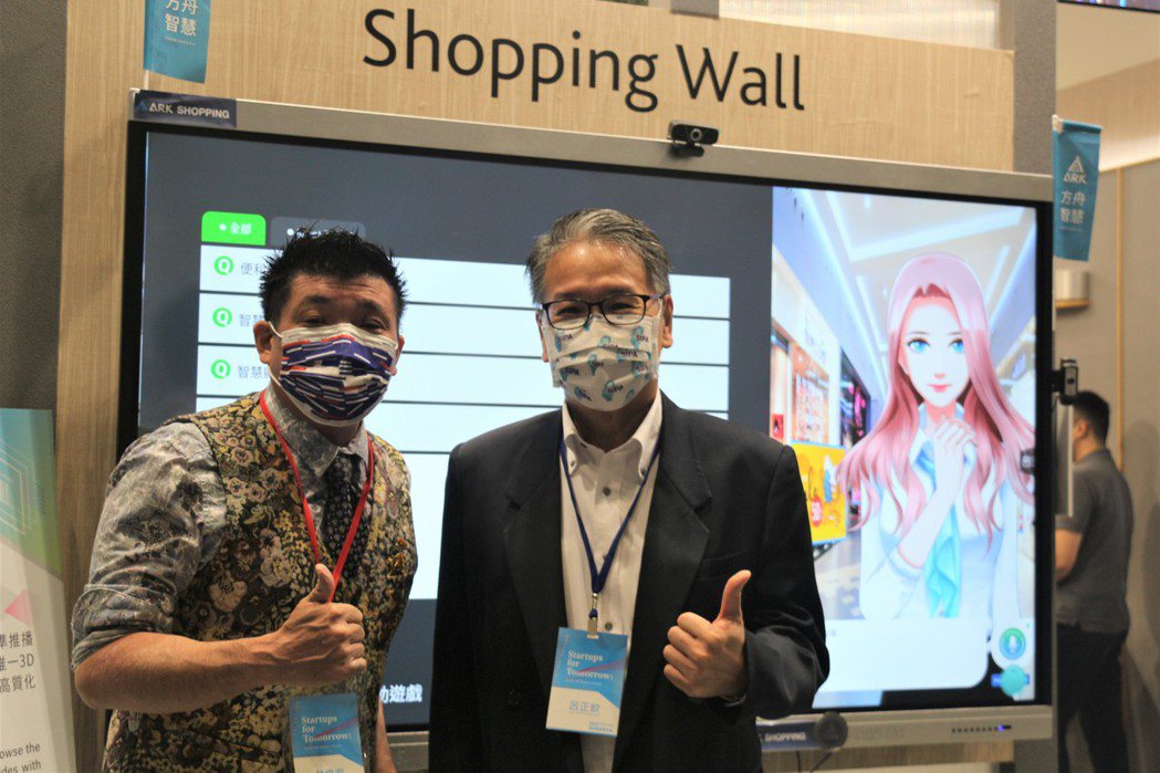 經濟部工業局電子資訊組副組長呂正欽(右)特別體驗3D電商導購牆，肯定這項應用，左...
