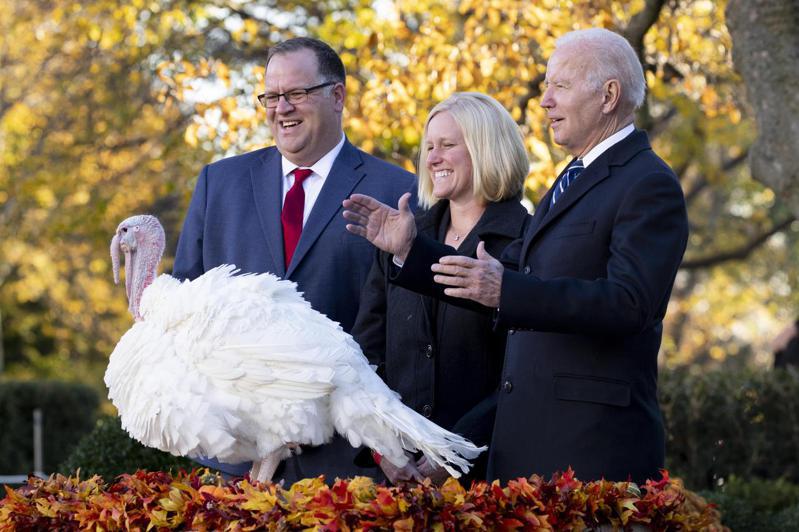 美國總統拜登19日在白宮按往例在感恩節前赦免火雞。美股本周適逢向來表現較佳的感恩節一周，有希望保持不墜。歐新社