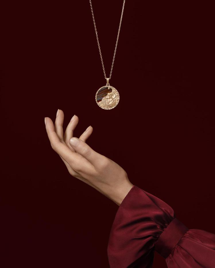 Zodiaque Arietis牡羊座長項鍊，玫瑰金鑲嵌鐵虎眼石，63萬元。圖／梵克雅寶提供