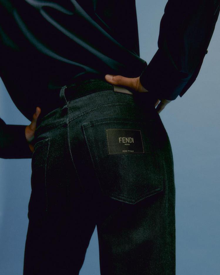 臀部口袋也加上黑色的FENDI標籤，低調又不失品牌識別度。圖／FENDI提供