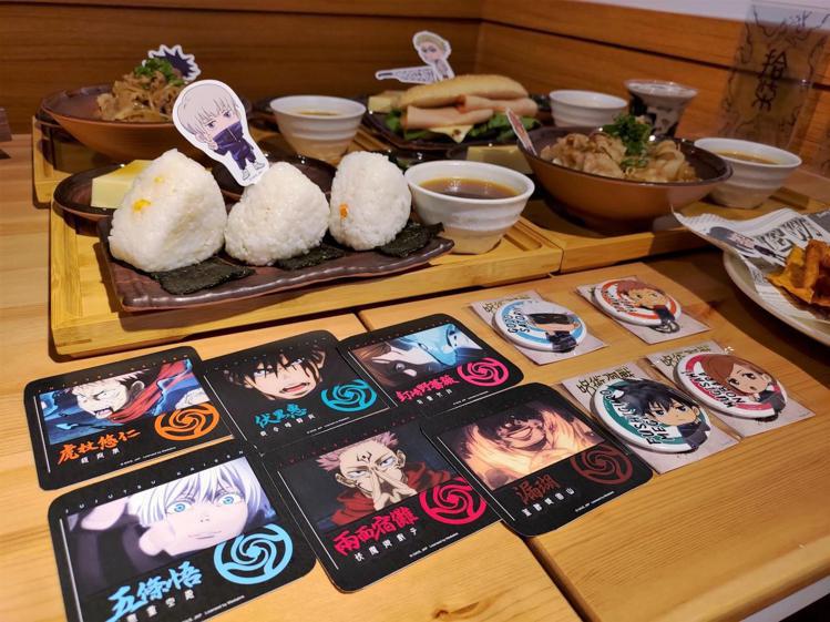 主題餐廳內推出一系列咒術迴戰餐點。圖／FANFANS提供