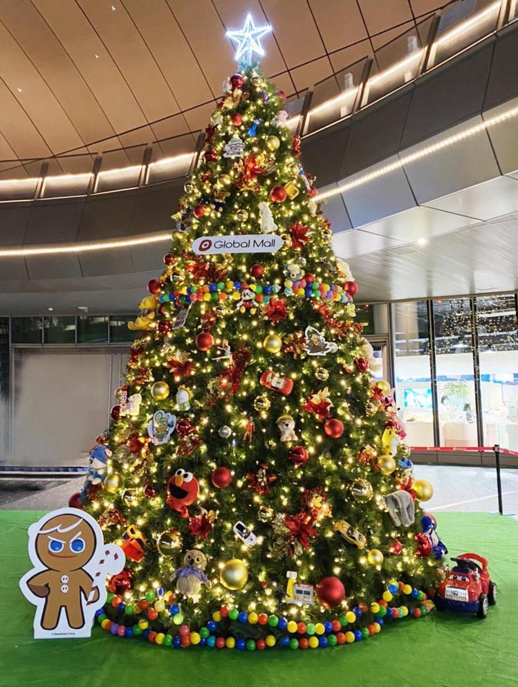 環球購物中心運用二手玩具打造各店「環抱玩具低碳耶誕樹」，耶誕過後也會將玩具整理後...