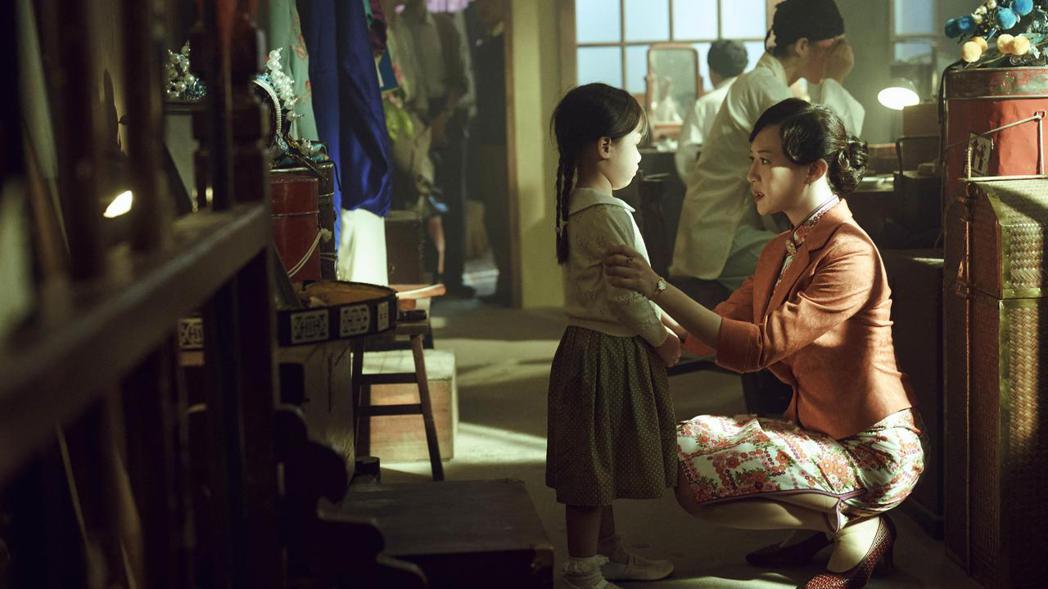 李杏在「茶金」中扮演京劇名伶夏慕雪，劇中與收養的女兒相依為命。圖／公視提供