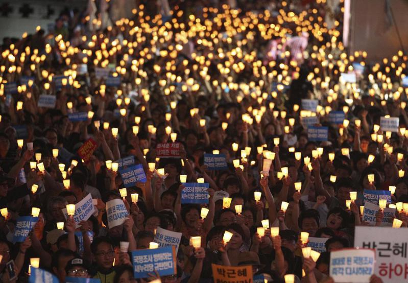 2013年南韓首爾的清溪廣場湧入上萬群眾示威，指控國情院在總統大選時發布數千則留言，抹黑在野黨候選人文在寅。美聯社