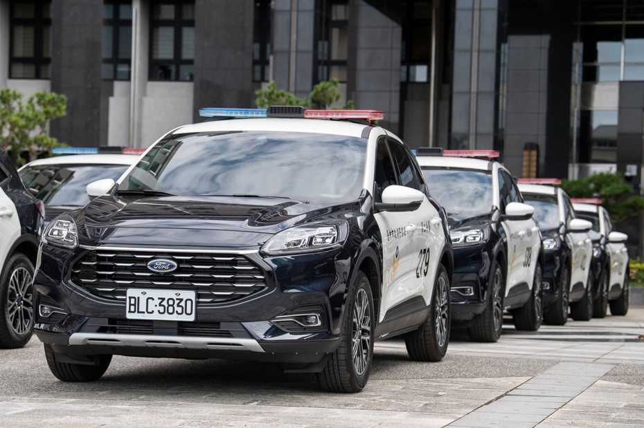 台中市警察局全新採購23輛New Ford Kuga 作為警用巡邏車，具備180ps最大馬力及15.9 km/L絕佳油耗。 圖／福特六和提供