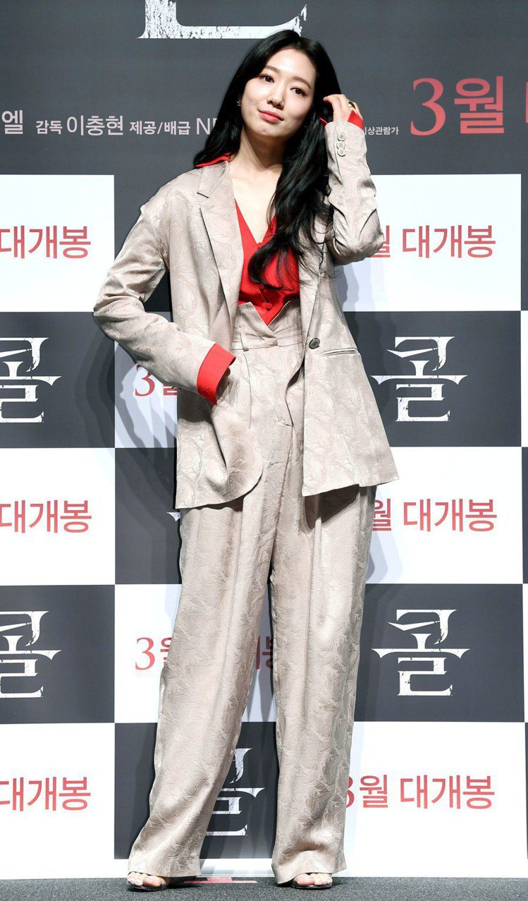 朴信惠曾在電影發表會穿FENDI西裝，紅色低胸襯衫增添一抹性感。圖／FENDI提供