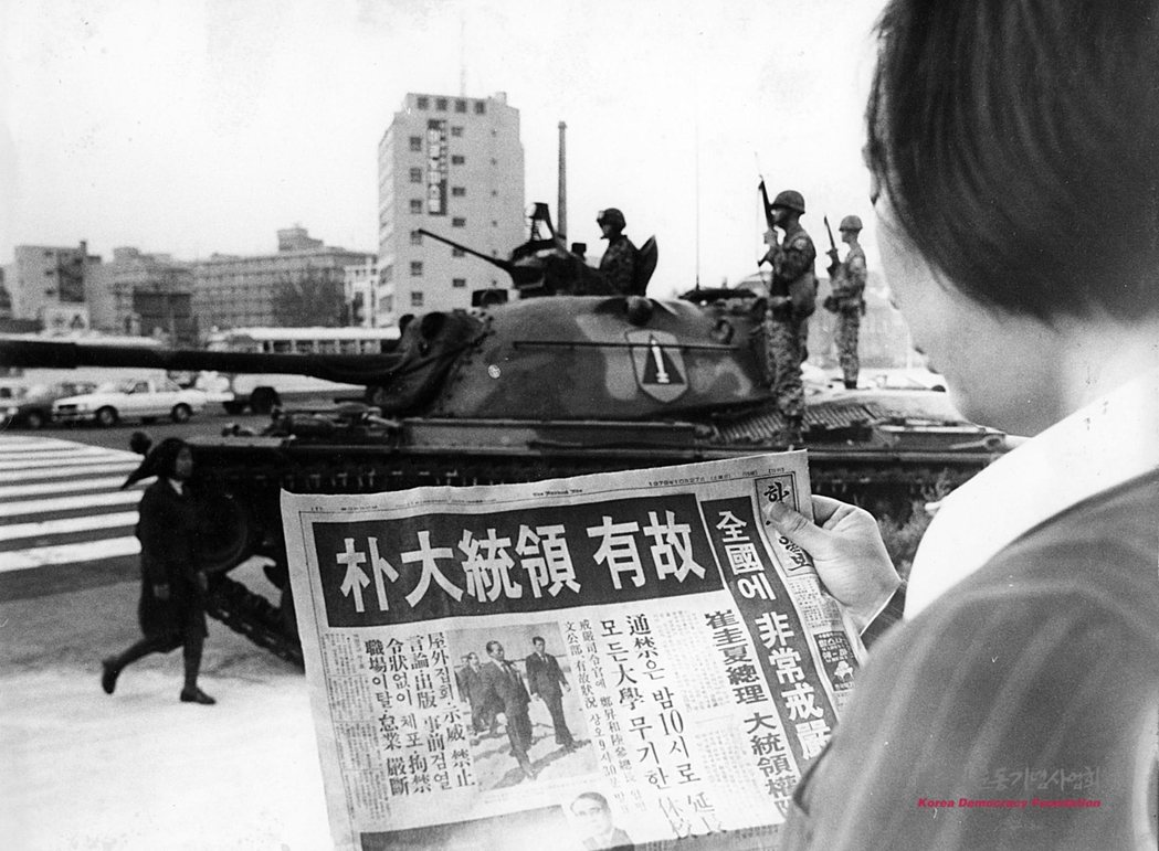 朴正熙總統於1979年10月底，遭中央情報部部長金載圭神秘槍殺身亡。當時的南韓進...