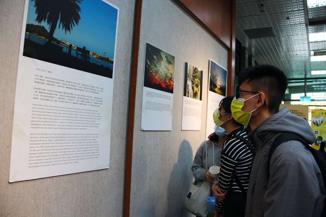 文藻外語大學師生參觀移工攝影特展。 文藻外大/提供。