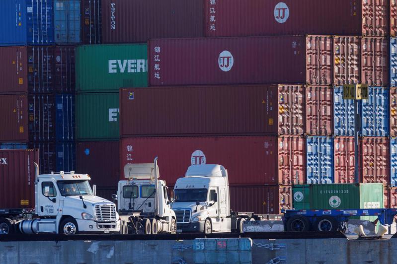 美國洛杉磯港的貨櫃滯留天數，在10月創下新高紀錄。路透