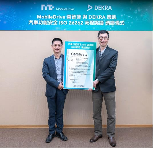 DEKRA德凱台灣營運總經理李春和(左)頒贈ISO 26262證書給Mobile...