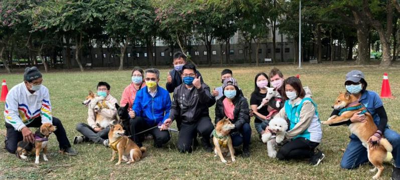 汪星人無處跑，台 南市議員李宗翰（中）爭取在新營體育場增設寵物公園。圖 ／李宗翰服務處提供
