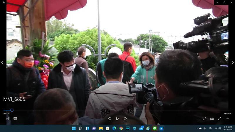 台中第二選區立委補選參選人林靜儀上午參加龍井一項活動時和顏寬恒見面時，兩人握手致意。記者黃寅／攝影