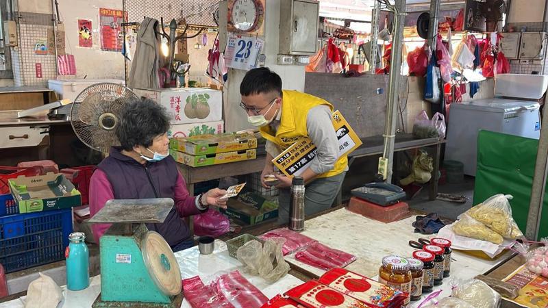時代力量花蓮黨部今天以花蓮市重慶市場為起點，展開公投宣講。記者王燕華／攝影