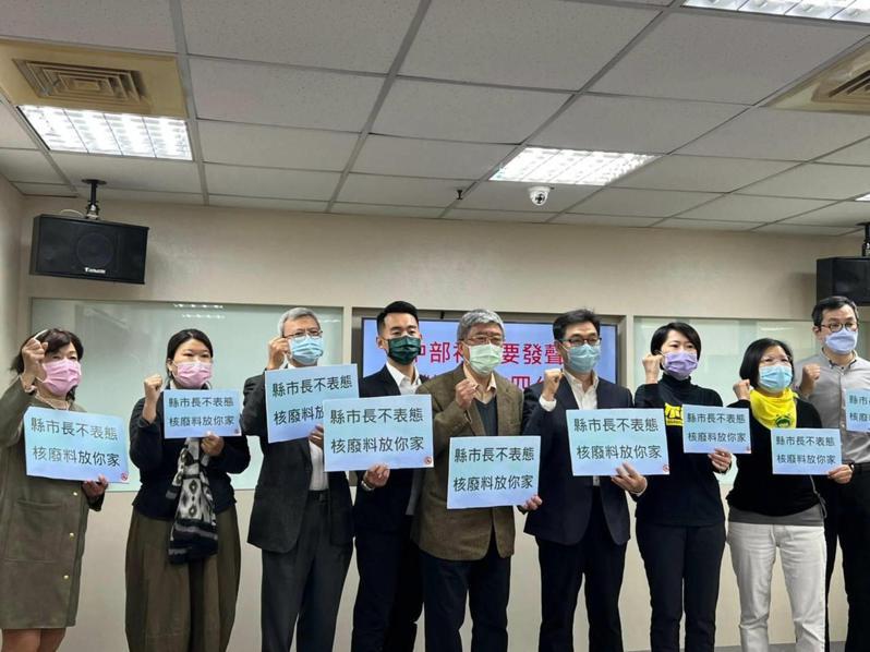 中台灣教授協會等十幾社團，要求縣市長針對重啟核四表態。圖／中台灣教授協會提供