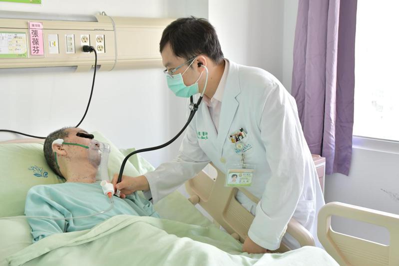 台中醫院家庭醫學科醫師蔡尚儒說，對病患而言，安寧緩和不是保守治療，而是改變積極治療的方向。圖／台中醫院提供（示意圖）
