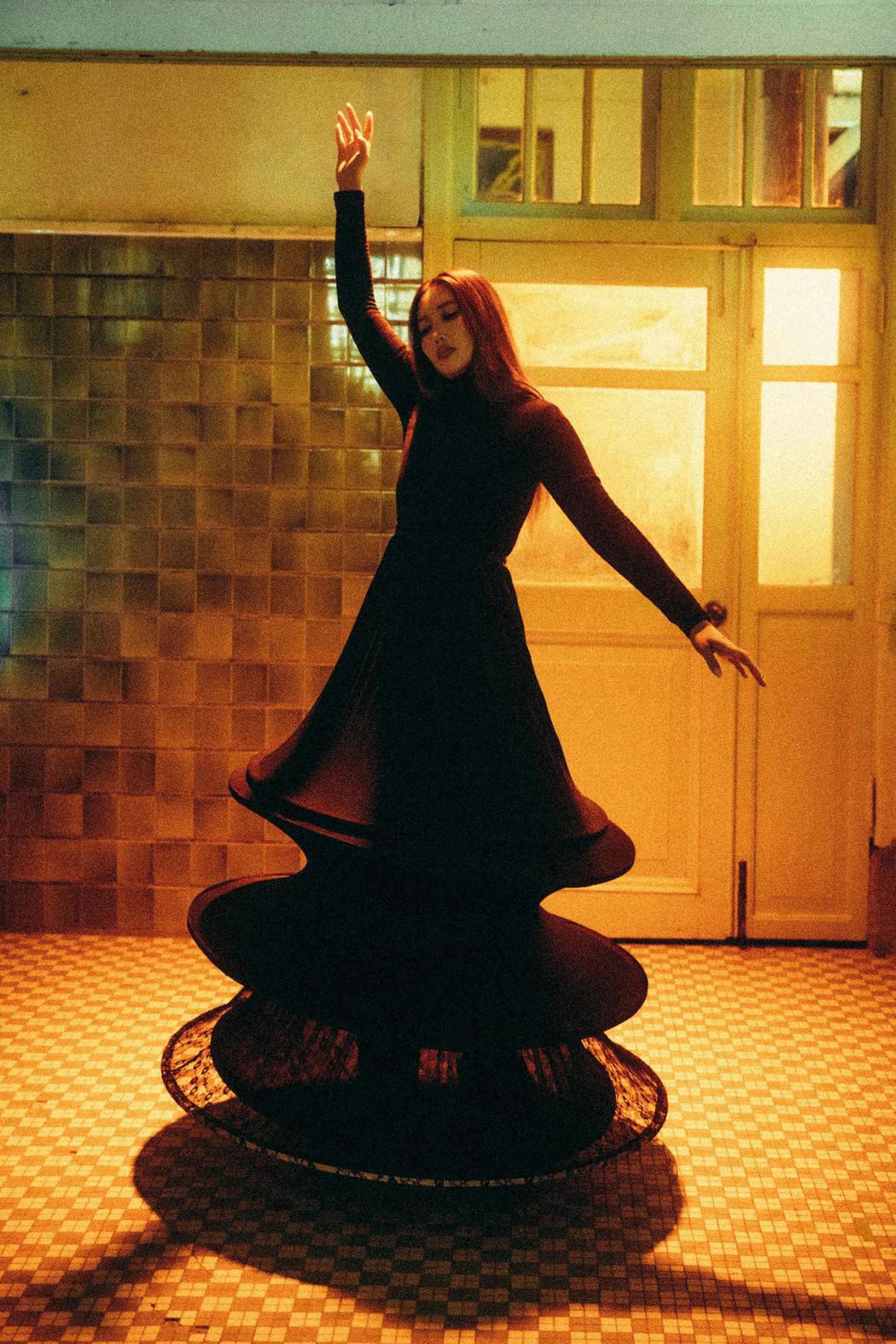 A-Lin在新歌「盡情旋轉」中穿上黑色呼拉圈式的連身裝，一舉一動充滿時尚律動感。圖／索尼音樂提供