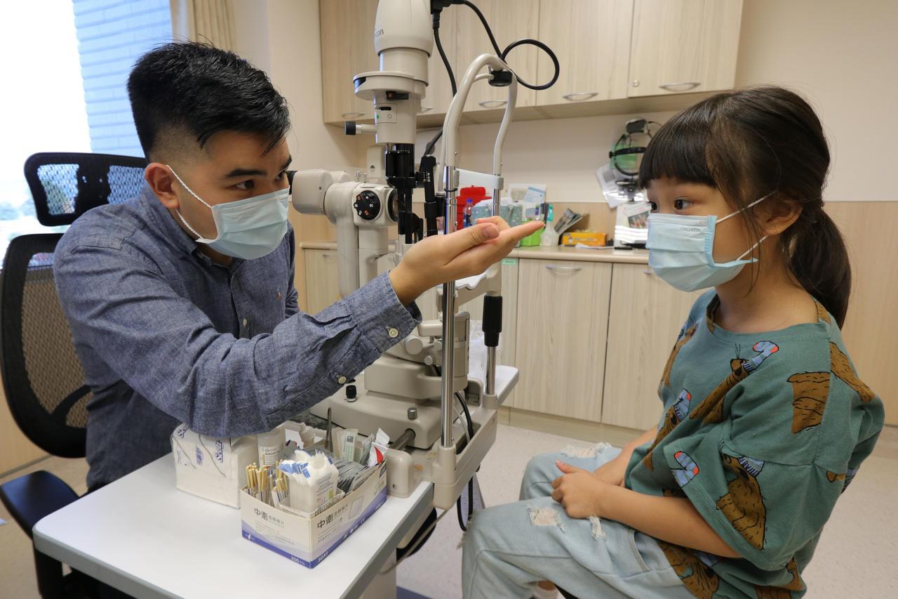 亞洲大學附屬醫院眼科部醫師龔偉勛說，近視治療需依照每個孩童不同情況考量。圖/亞洲大學附屬醫院提