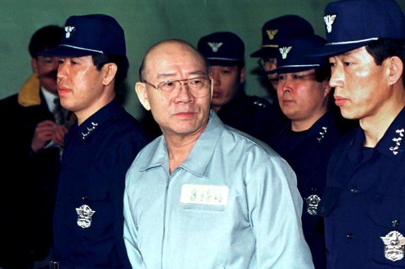 1996年南韓前總統全斗煥因政變、血腥鎮壓光州民主運動等罪名受審。路透