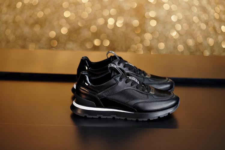 BOSS黑色拼接皮革球鞋，13,400元。圖／BOSS提供