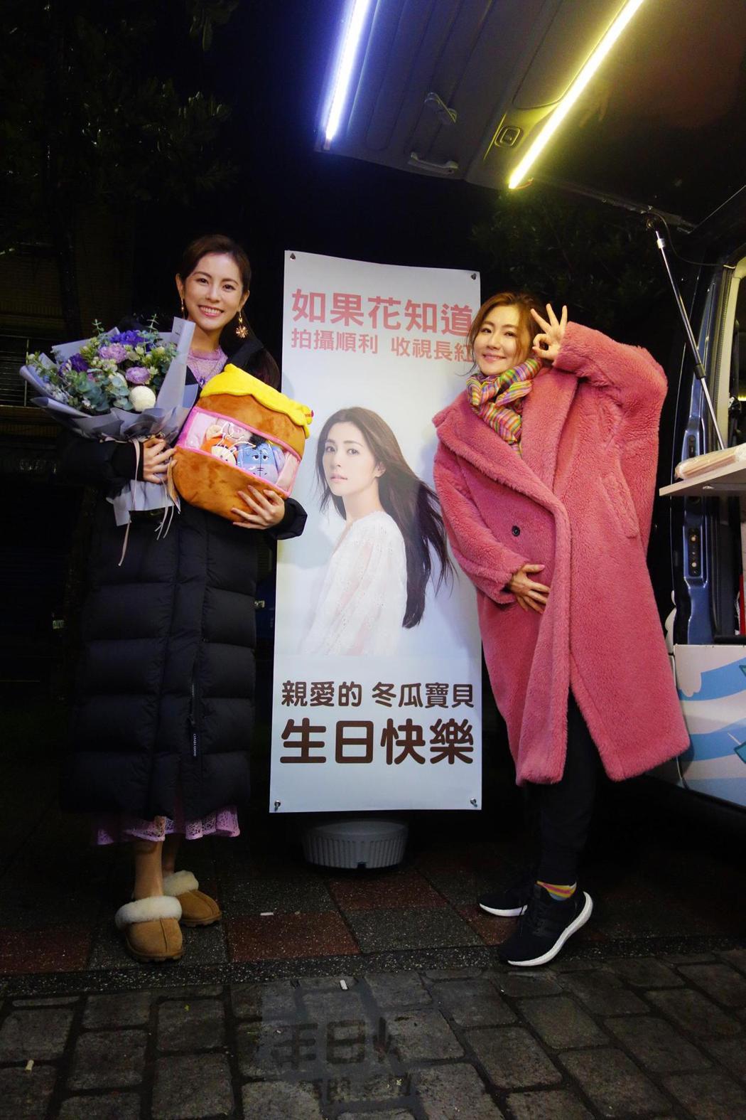 任容萱(左)生日，姊姊SELINA送來應援餐車。圖／衛視中文台提供