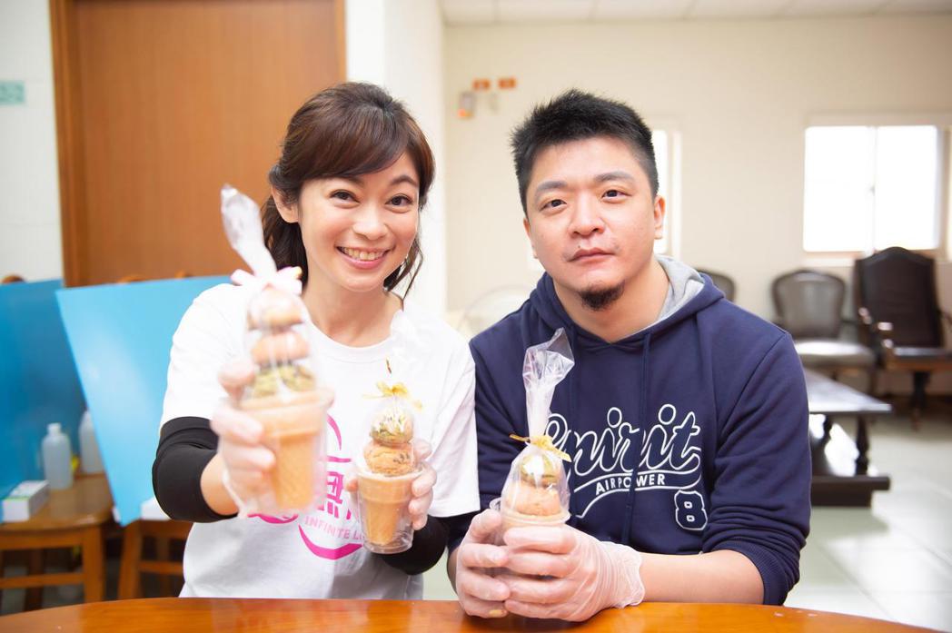 鄭凱云（左）和視障朋友一起完成餅乾。圖／TVBS提供