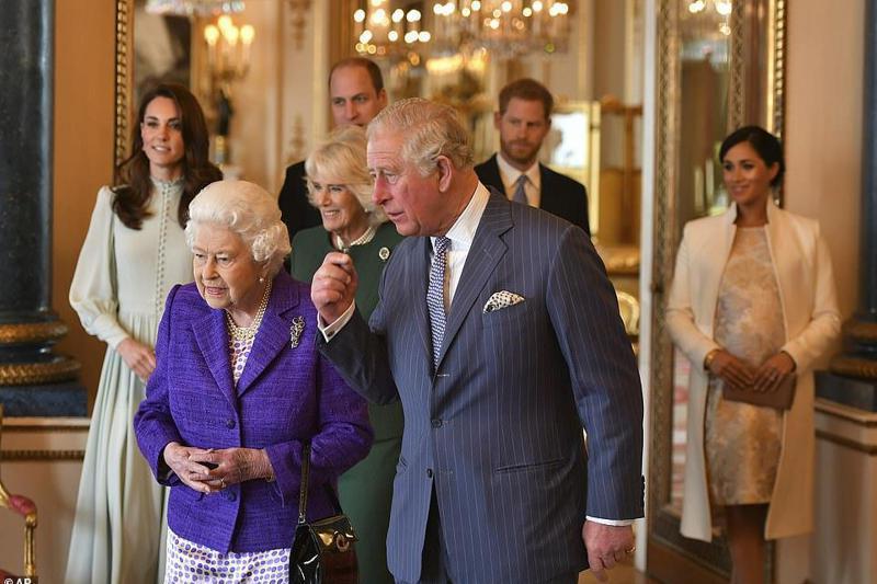 針對BBC推出的最新紀錄片，女王伊麗莎白二世（前左）罕見聯手王儲查爾斯（前右）和威廉投訴BBC，揚言抵制封殺。美聯社