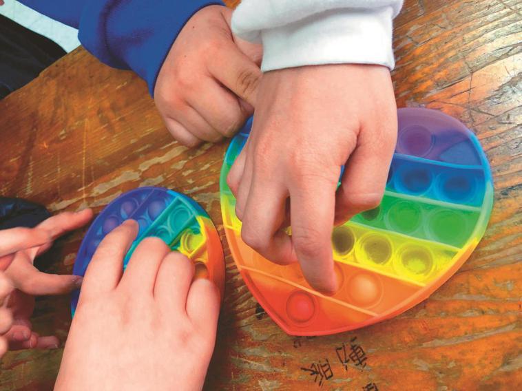 國小學童人手一張彩色滅鼠板，下課玩得不亦樂乎。圖／讀者提供