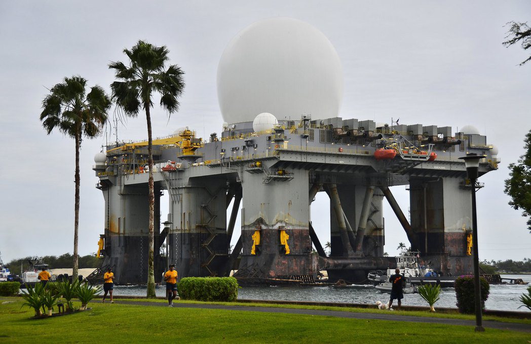 正在夏威夷軍港中運送的美國海基X波段雷達。 圖／U.S. Navy