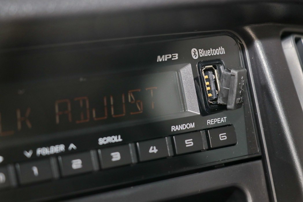 車內配備還包含標配藍牙音響主機並提供USB接頭。 記者陳威任／攝影