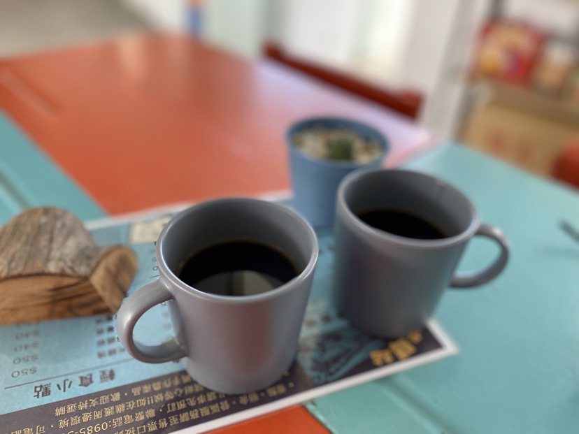 「站長咖啡」選用在地自產烘焙的咖啡豆，有冰咖啡，也有熱咖啡，喝一口不會有苦澀，反...