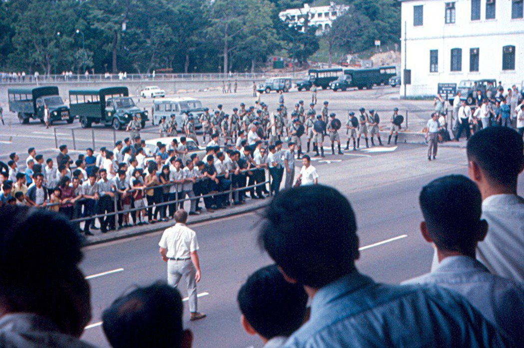 1967年香港警察與示威者對峙街頭。 圖／維基共享